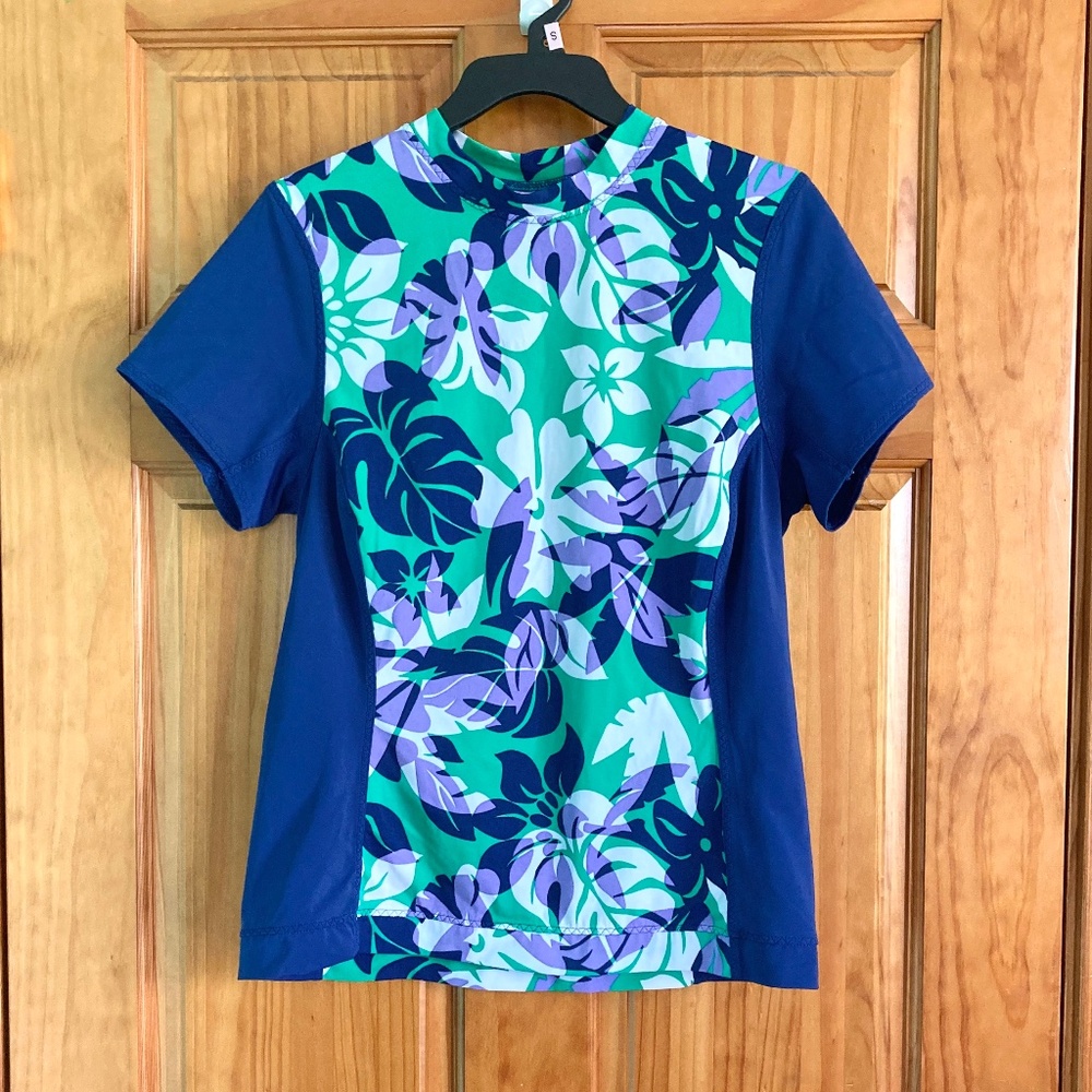 Women’s size medium Lands’ End gently used swim shirt/rash guard/surf shirt